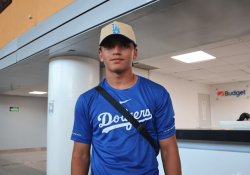 El mexicano Ezequiel Rivera firma contrato con Dodgers a los 14 años