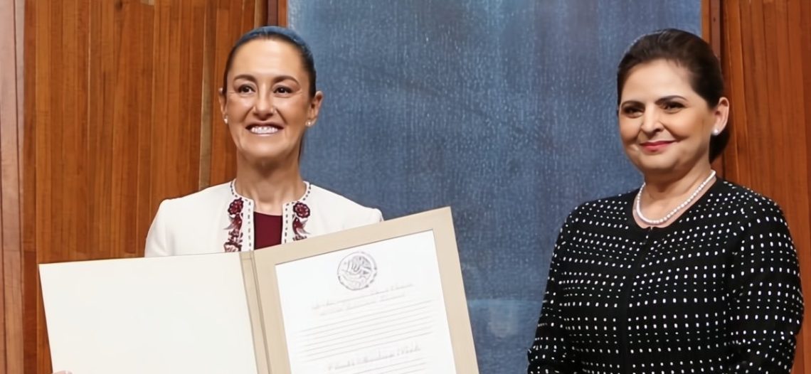 Sheinbaum recibe constancia como presidenta electa; «no defraudaré»