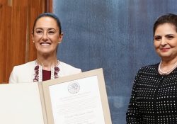 Sheinbaum recibe constancia como presidenta electa; «no defraudaré»