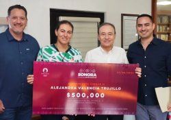 Entrega Gobernador Durazo estímulo económico a Alejandra Valencia