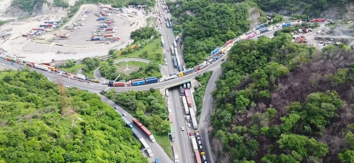 Paraliza falla en Aduana acceso a Manzanillo y afecta a todo el movimiento de carga