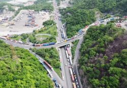 Paraliza falla en Aduana acceso a Manzanillo y afecta a todo el movimiento de carga