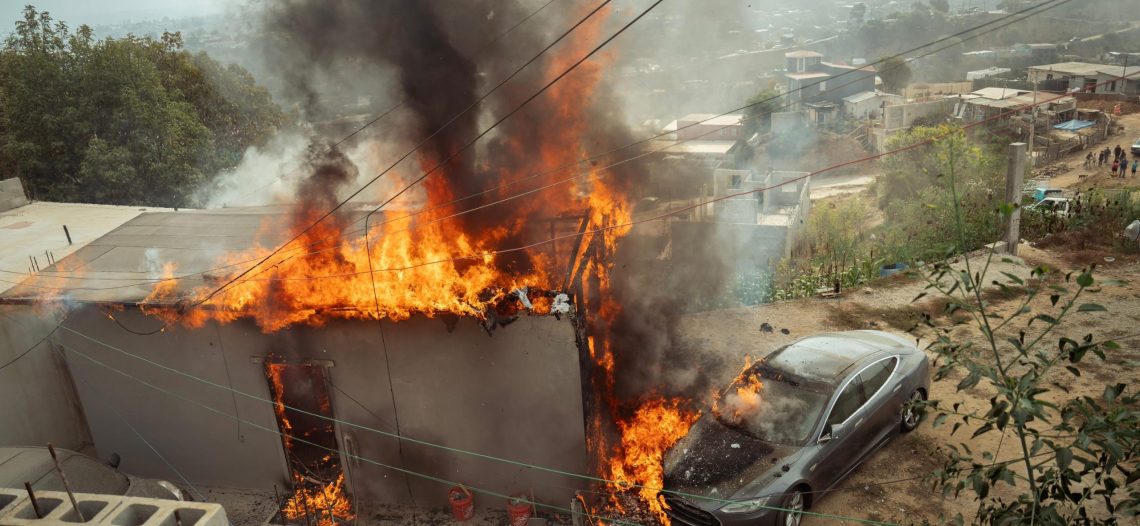 Incendia su Tesla al conectarlo en un “diablito”