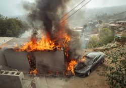 Incendia su Tesla al conectarlo en un “diablito”