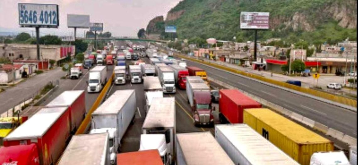 Colapsan autopista y carretera México-Puebla; ejidatarios las bloquean