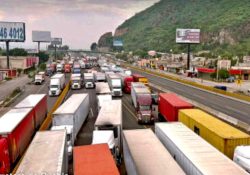 Colapsan autopista y carretera México-Puebla; ejidatarios las bloquean
