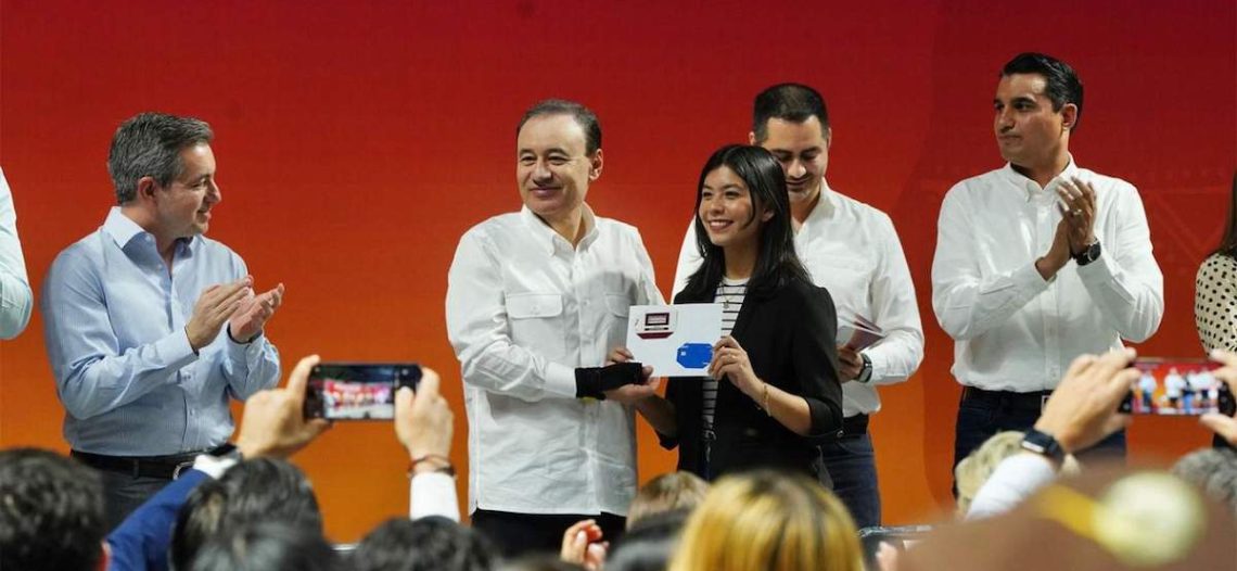 Beneficia Gobernador a 3 mil 500 estudiantes con becas e internet gratuito