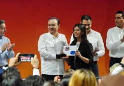 Beneficia Gobernador a 3 mil 500 estudiantes con becas e internet gratuito