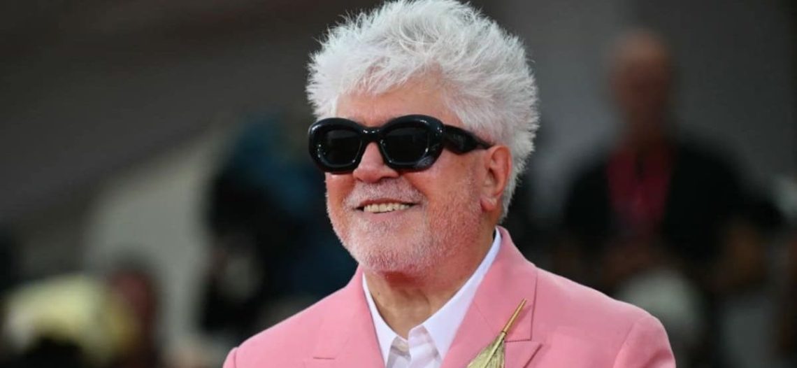 Pedro Almodóvar recibe ovación de 17 minutos en el Festival de Venecia