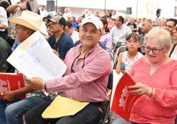 Beneficia Gobernador a más de 47 mil familias con entrega de escrituras