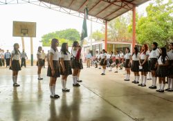 Acude Ayuntamiento de Guaymas a lunes cívico en CONALEP.