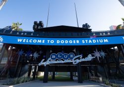 Estacionarse en el Dodger Stadium costará más de 1,400 dólares; entrar al juego, 60 mil o más