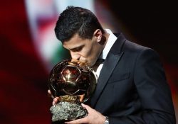El español Rodrigo Hernández sorprende y gana el Balón de Oro 2024