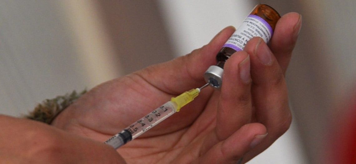 IMSS exhorta a población a vacunarse contra covid-19 e influenza estacional