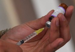 IMSS exhorta a población a vacunarse contra covid-19 e influenza estacional