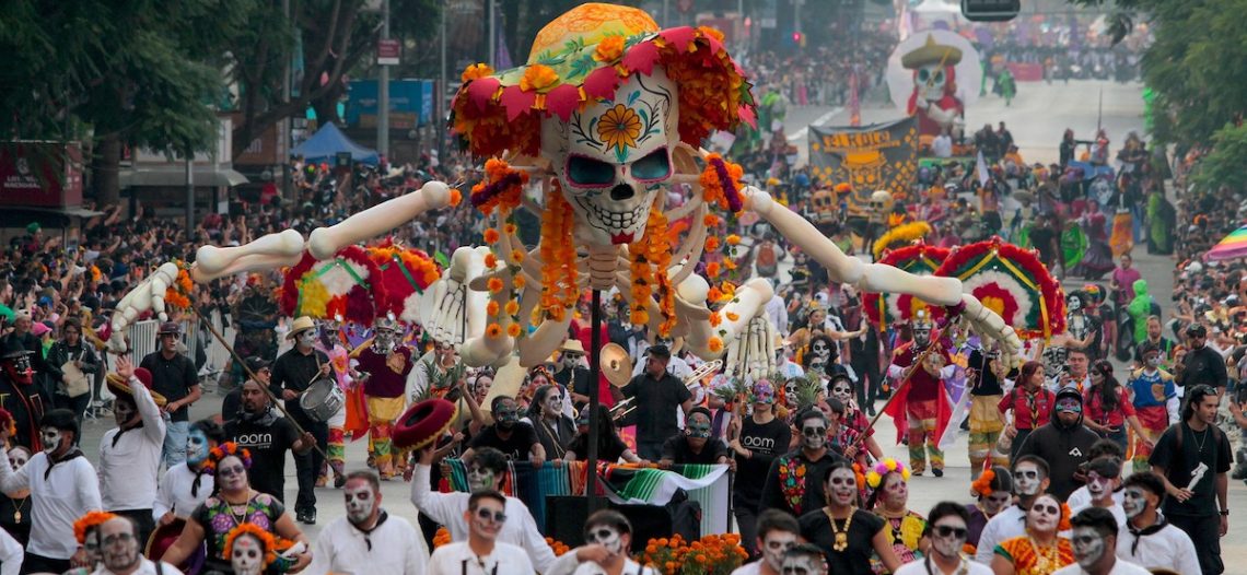 Más de un millón de personas asisten al Gran Desfile del Día de Muertos