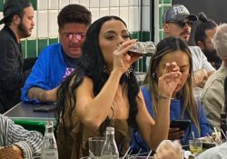 Katy Perry es captada comiendo tacos y tomando refresco de botella en CDMX