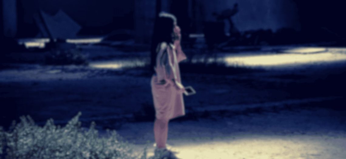 Pareja abandona en la madrugada a su hija de ocho años tras pelea