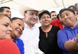 Cumple Gobernador a población del mayo con vivienda, vialidades y becas