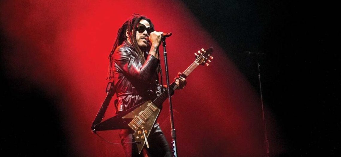 Lenny Kravitz presenta show electrizante en el Palacio de los Deportes