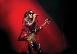 Lenny Kravitz presenta show electrizante en el Palacio de los Deportes