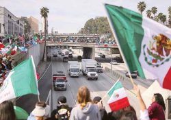 Banderas mexicanas en marchas por las deportaciones masivas en EU