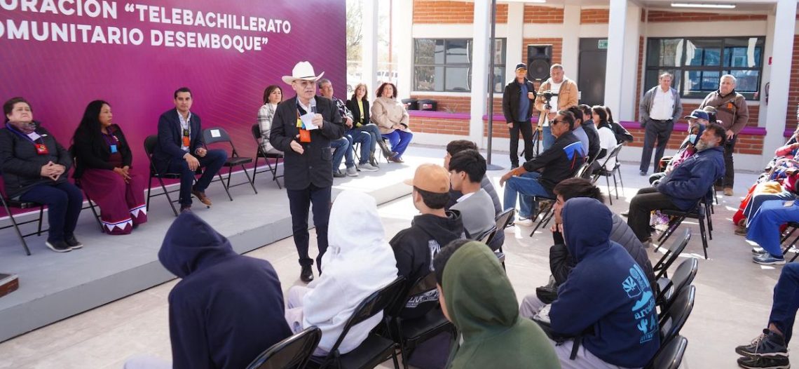 Cumple Gobernador Durazo a estudiantes Seris con entrega de libros