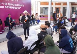 Cumple Gobernador Durazo a estudiantes Seris con entrega de libros