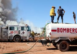 Controlan cuerpos de emergencia el incendio en recicladora.