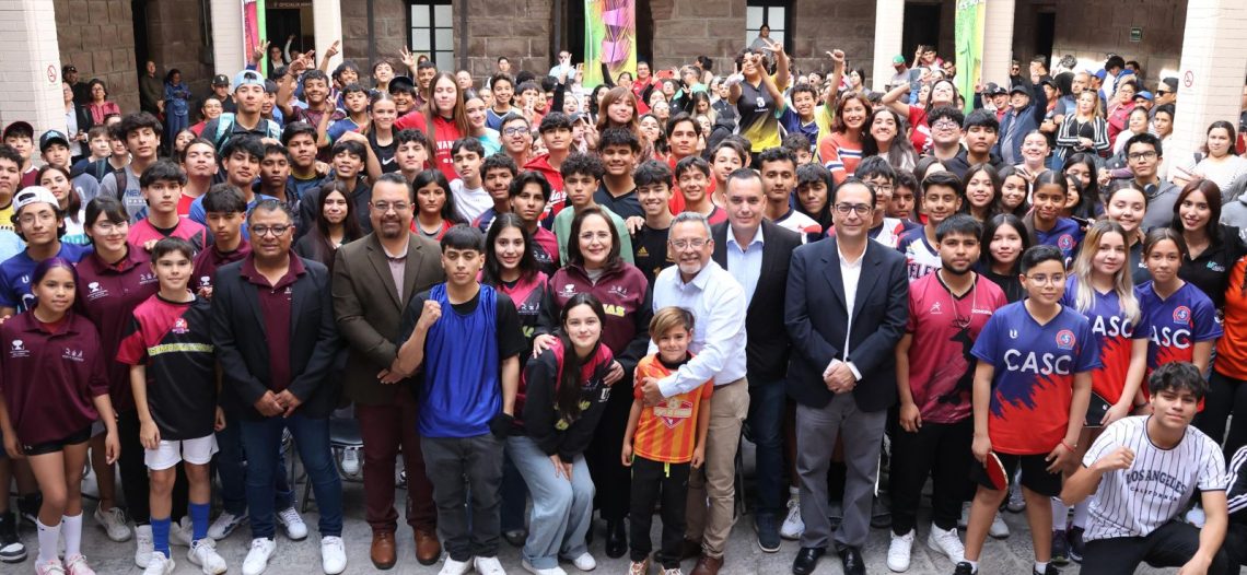Reciben jóvenes deportistas uniformes para la etapa estatal de los juegos CONADE 2025