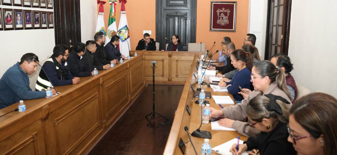 Se reúne doctora Karla Córdova González con representantes de la CFE.