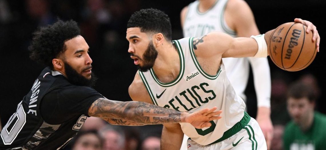 Boston Celtics doblegan a San Antonio Spurs y llegan a tres triunfos en fila