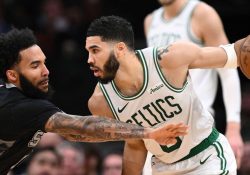 Boston Celtics doblegan a San Antonio Spurs y llegan a tres triunfos en fila