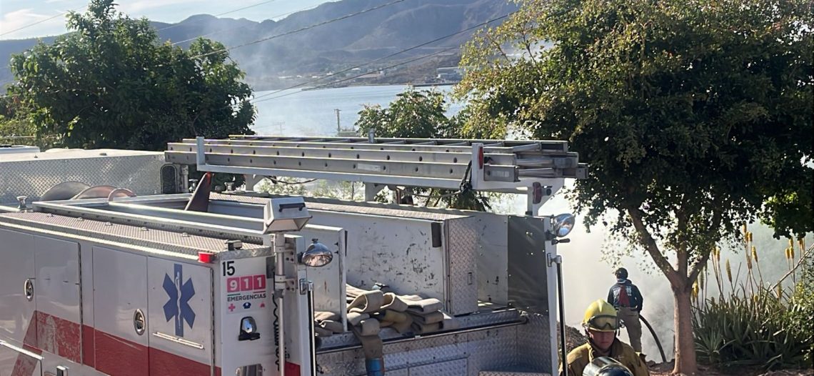 Bomberos Guaymas controla incendio de maleza en la colonia El Rastro
