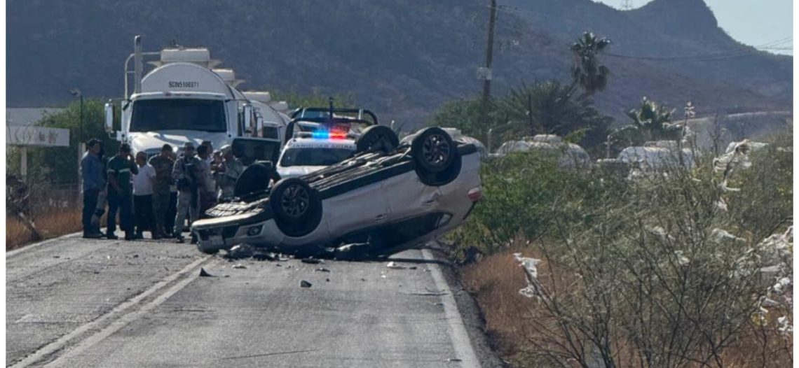 Volcamiento de camioneta en la carretera internacional afecta el tráfico en Empalme