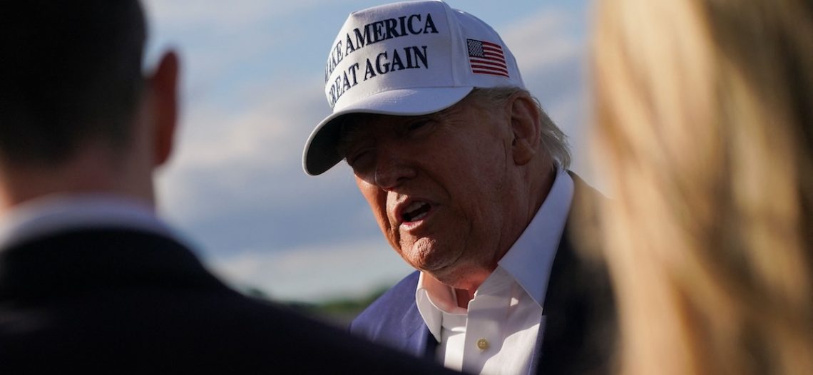 Trump quiere que EU fabrique tanques y chips, no camisetas y calcetines