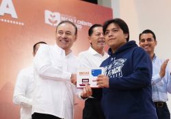 Gobierno Estatal transforma educación de jóvenes con 450 mil becas