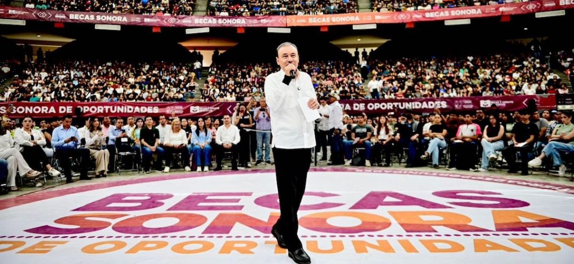 Gobernador Durazo beneficia a más de 10 mil universitarios con becas académicas