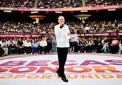 Gobernador Durazo beneficia a más de 10 mil universitarios con becas académicas