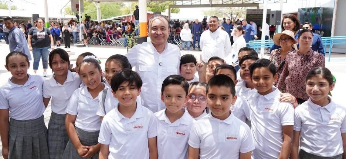Inicia entrega de uniformes gratuitos para escuelas nivel básico en Sonora