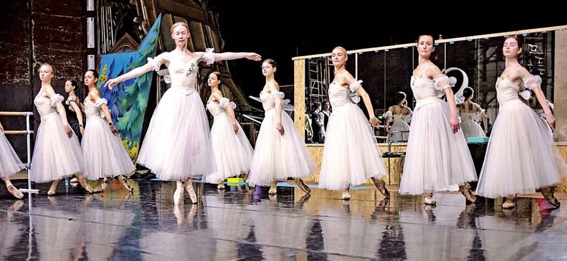 Ofrecen con ballet un momento de olvido de las bombas y los drones