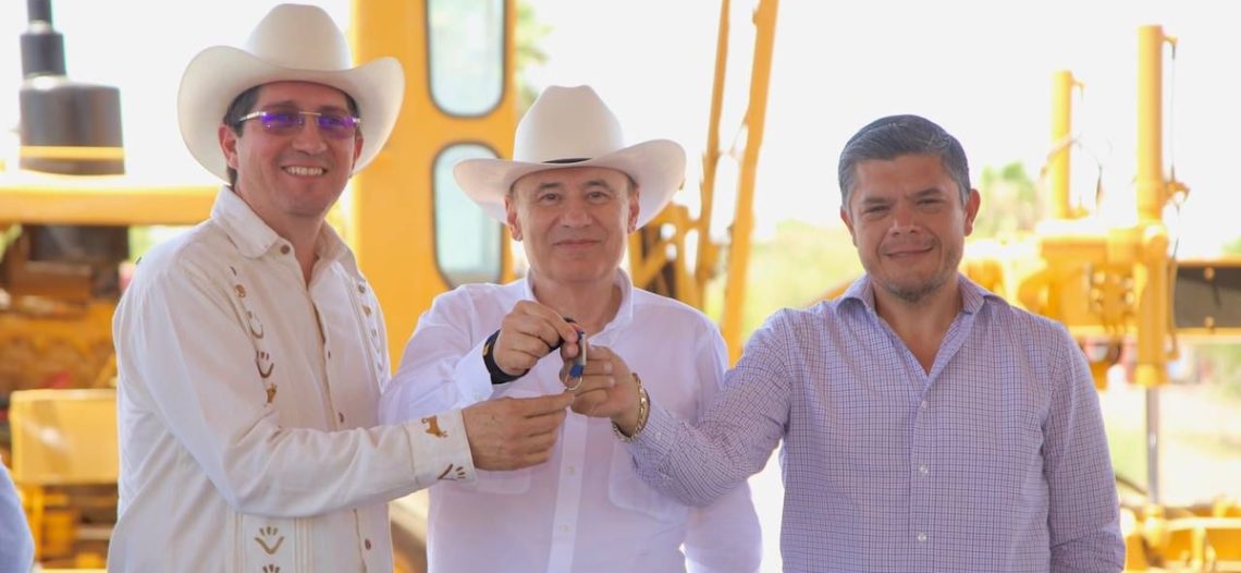 Gobernador Alfonso Durazo cumple a pequeños productores del sur
