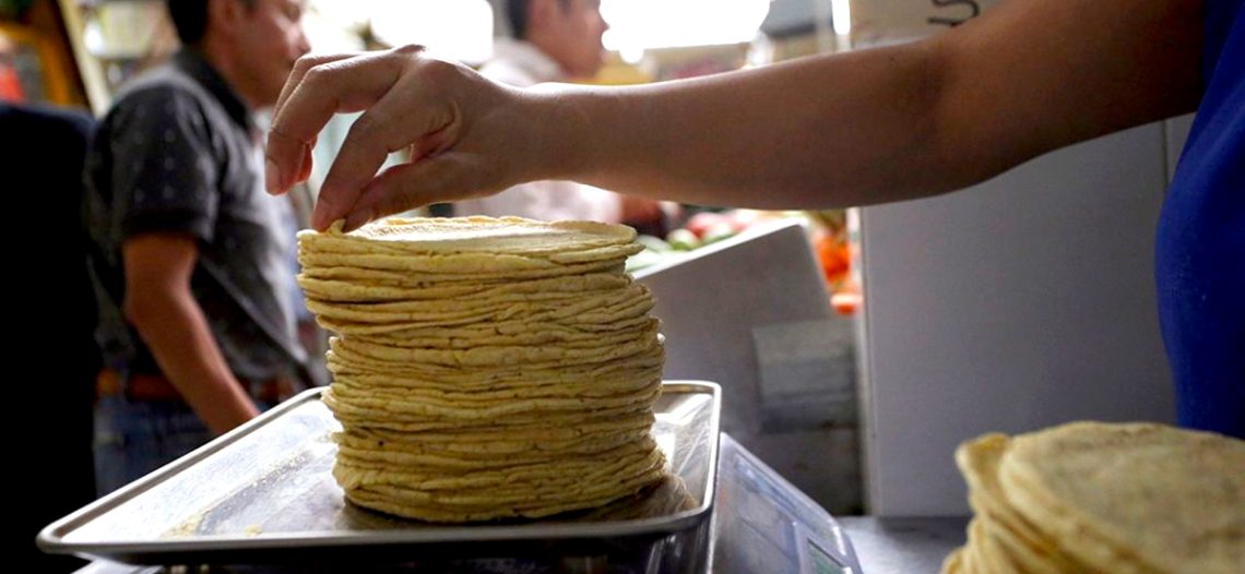 Sheinbaum firma acuerdo para reducir el precio de la tortilla en México