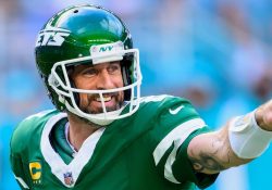 Aaron Rodgers firma contrato por un año con los Pittsburgh Steelers