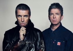 Oasis regresa tras 15 años y desata gira millonaria con nostalgia y polémica