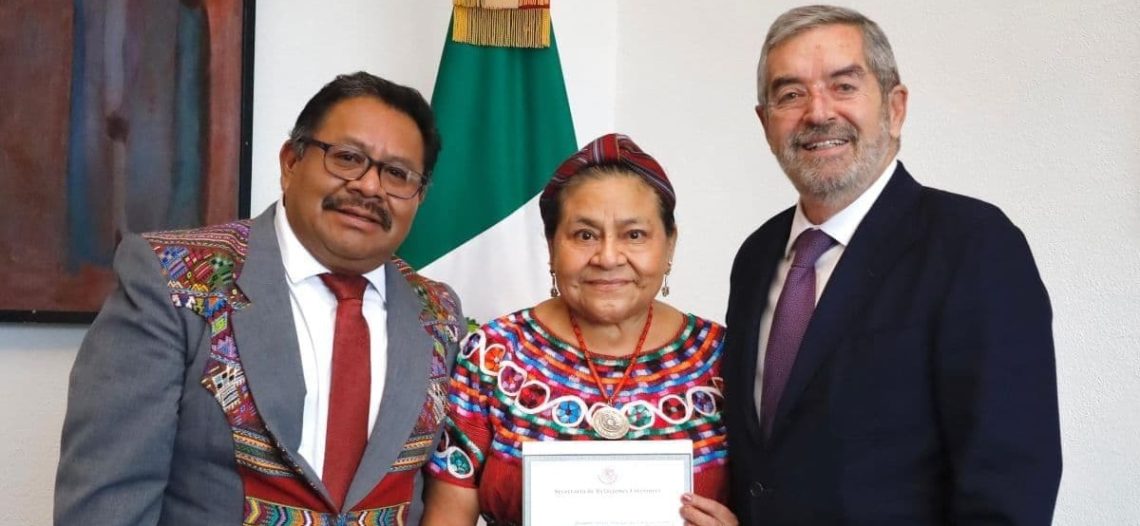 Rigoberta Menchú recibe nacionalidad mexicana y es reconocida por SRE