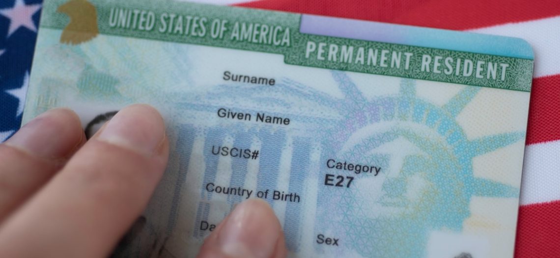 Migrantes legales buscan naturalizarse por temor a perder su «Green Card»