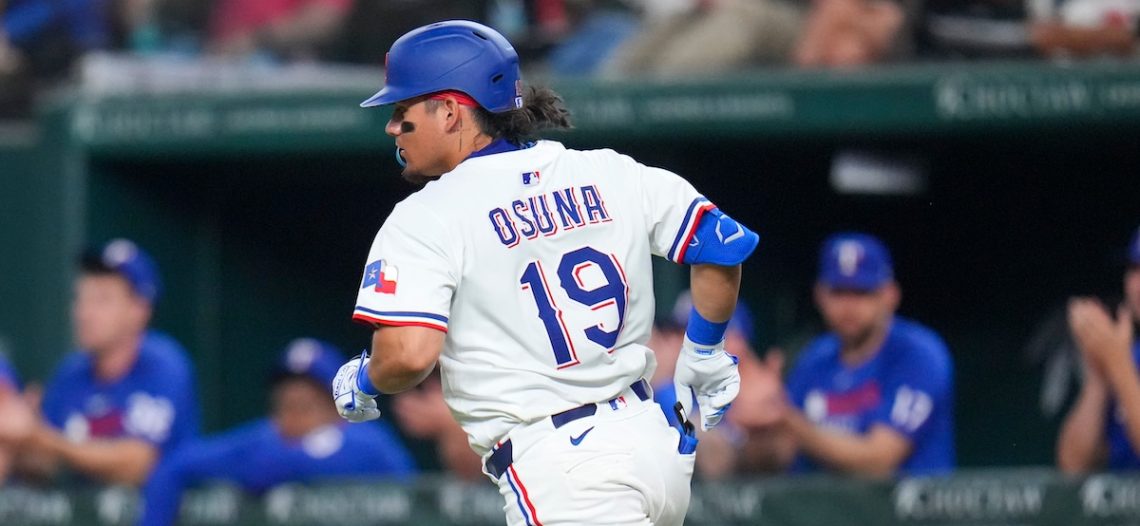 El sinaloense Alejandro Osuna pega su primer jonrón en Grandes Ligas