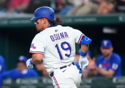 El sinaloense Alejandro Osuna pega su primer jonrón en Grandes Ligas