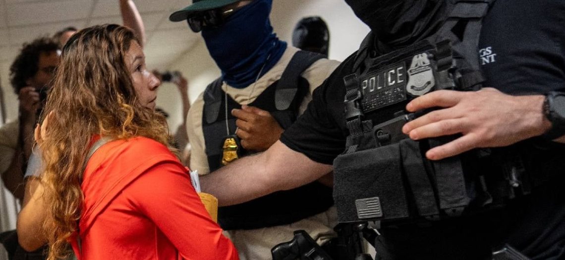 Amnistía denuncia a EU por usar IA contra migrantes y estudiantes